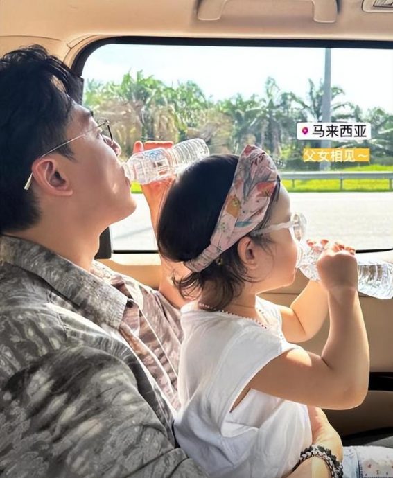张馨月来马探班 林峰乐抱女儿同步喝水