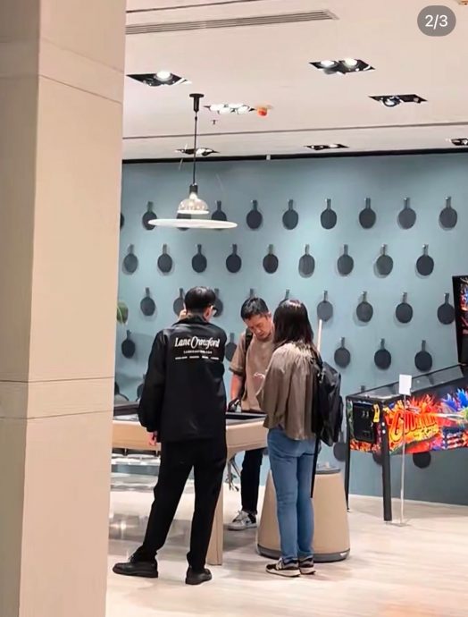 才平息秘恋生子绯闻 梁朝伟与神秘女伴逛街被盯拍秒戴罩