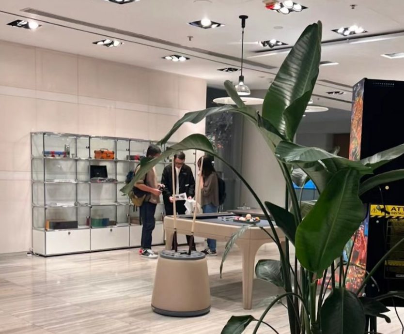 才平息秘恋生子绯闻 梁朝伟与神秘女伴逛街被盯拍秒戴罩