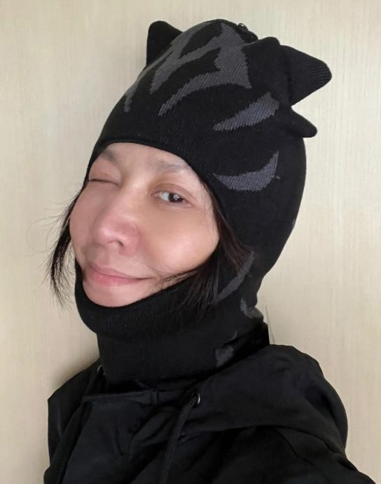 才平息秘恋生子绯闻 梁朝伟与神秘女伴逛街被盯拍秒戴罩