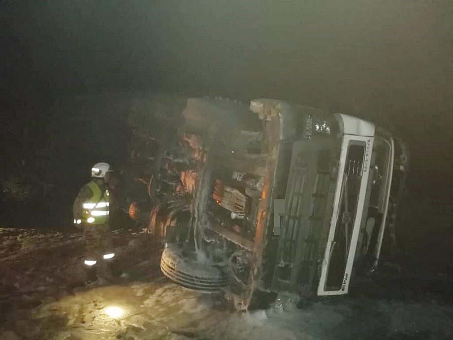 拖格罗里翻覆 柴油泄满路面