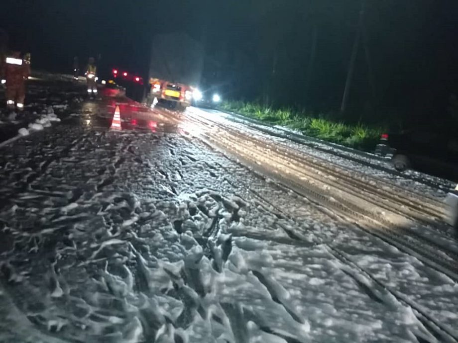 拖格罗里翻覆 柴油泄满路面