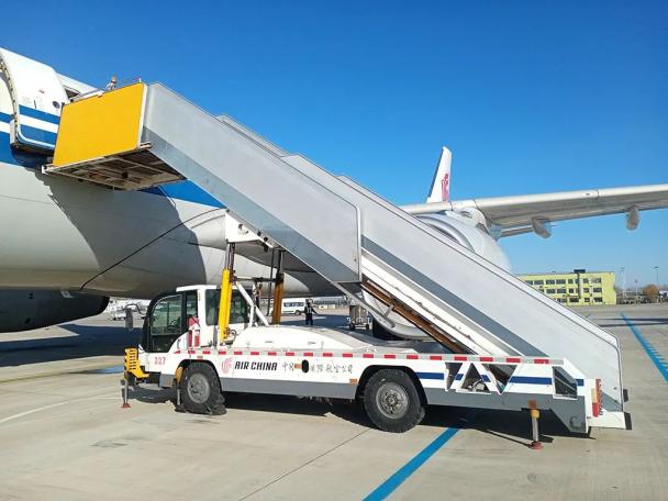 拚盘/罕见机场事故︱航班起飞前空姐坠落? 南航证实:客梯车撤走时乘务长摔落