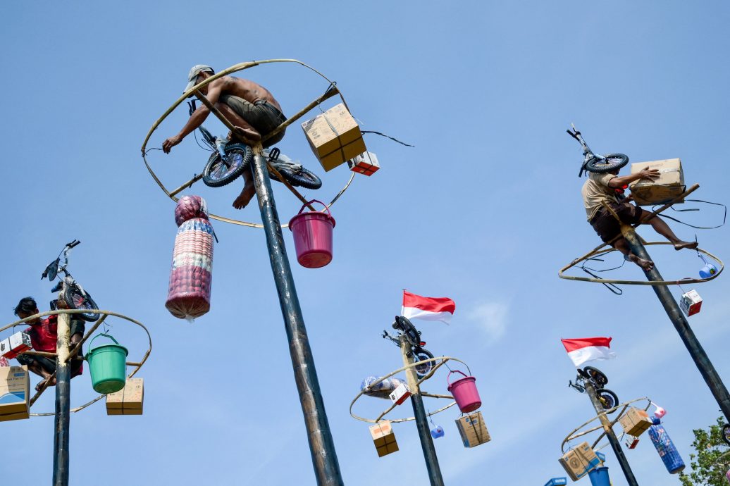 拼盘   印尼民众爬油杆庆国庆