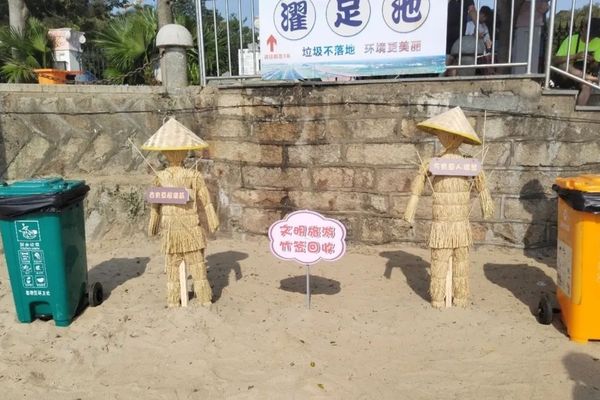 拼盘/厦门海滩惊见“2稻草人”站岗 全身插满竹签成回收站