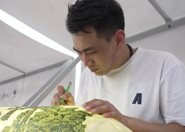 拼盘/男子冬瓜皮雕200民居 展现非凡技巧