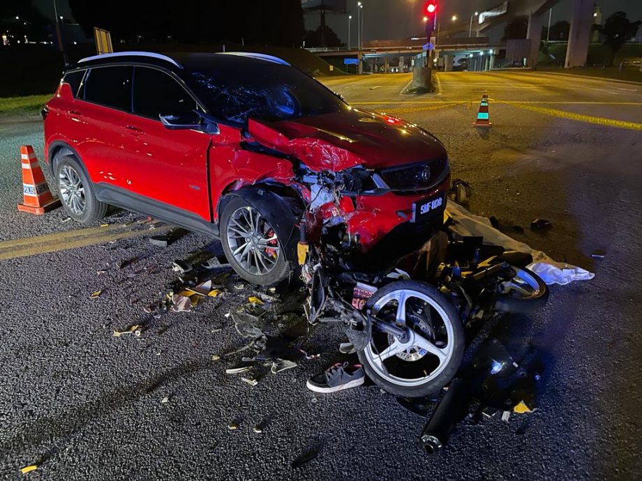 摩托车撞右转轿车 酿2死