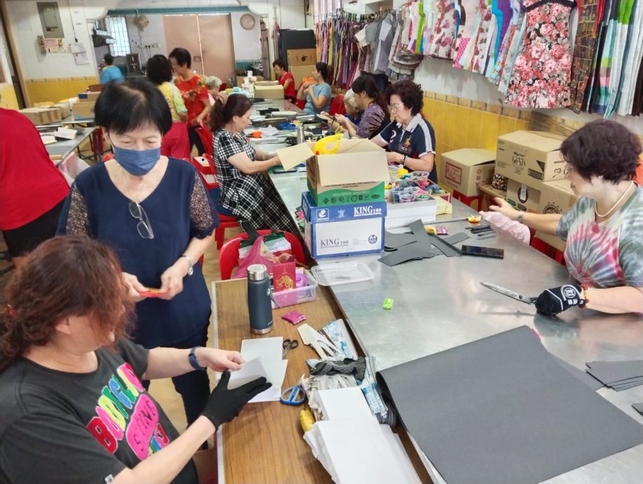 明修善社妇女组配合中元节 自制纸衣服祭拜先人