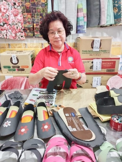 明修善社妇女组配合中元节 自制纸衣服祭拜先人