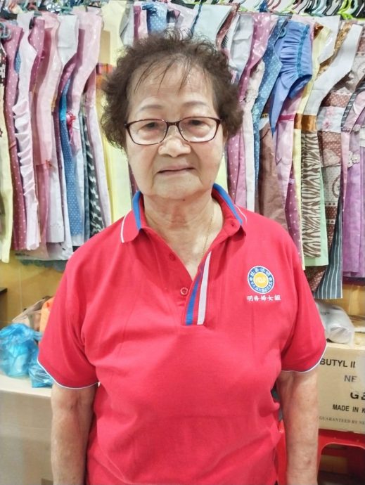 明修善社妇女组配合中元节 自制纸衣服祭拜先人