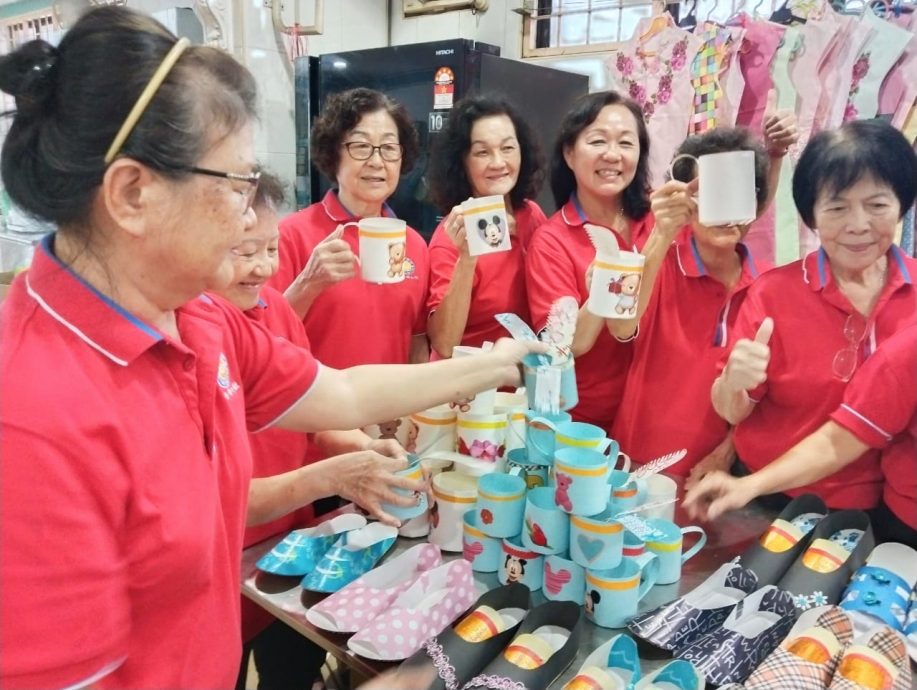 明修善社妇女组配合中元节 自制纸衣服祭拜先人