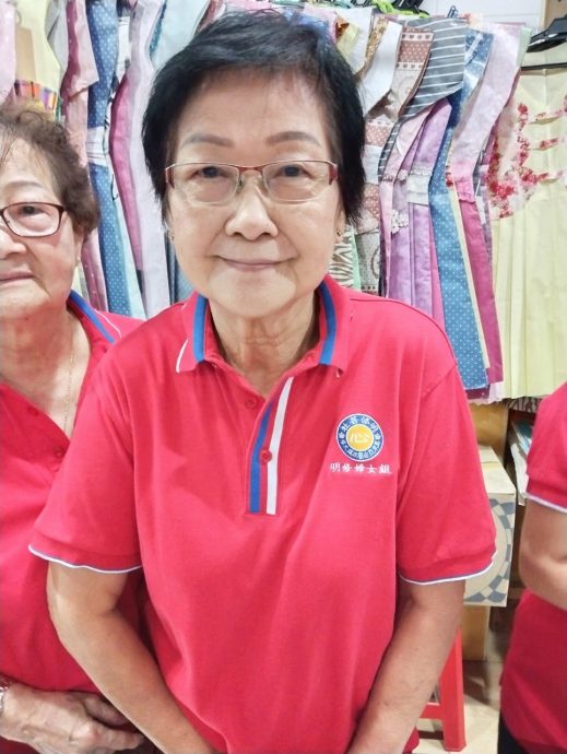 明修善社妇女组配合中元节 自制纸衣服祭拜先人