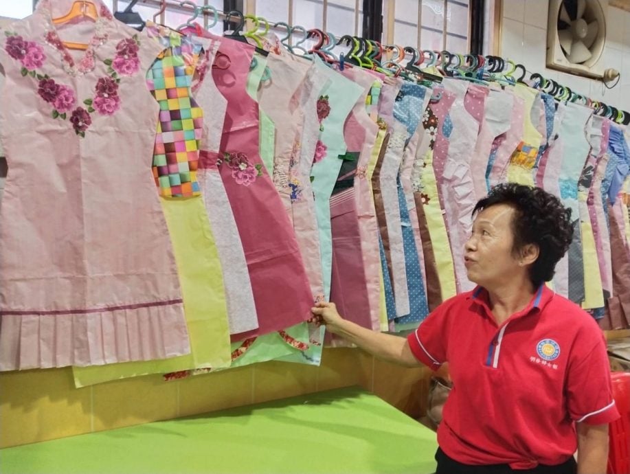 明修善社妇女组配合中元节 自制纸衣服祭拜先人