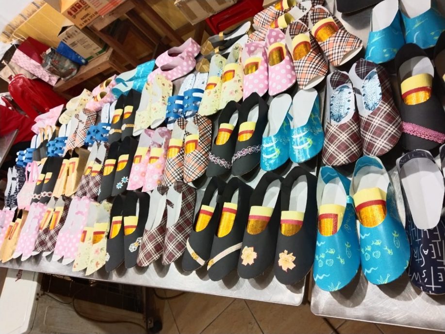 明修善社妇女组配合中元节 自制纸衣服祭拜先人