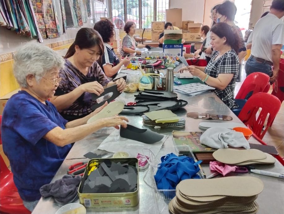 明修善社妇女组配合中元节 自制纸衣服祭拜先人