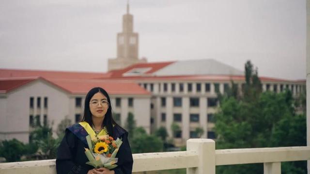 保研复旦后她找到神秘捐助人,竟是中学同班同学的父亲