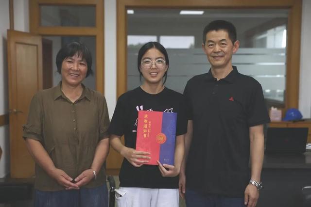 保研复旦后她找到神秘捐助人,竟是中学同班同学的父亲