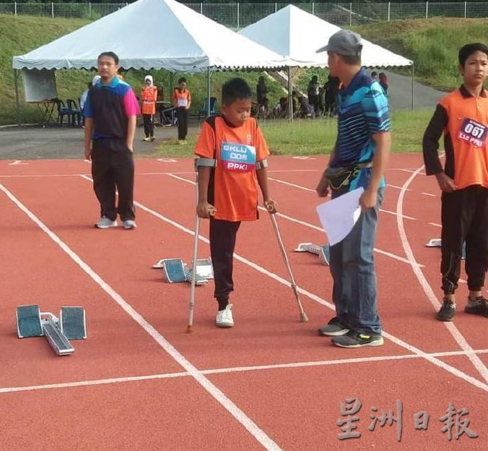 暖势力：残缺小男孩 要跟其他人一样完成赛跑 跑到终点