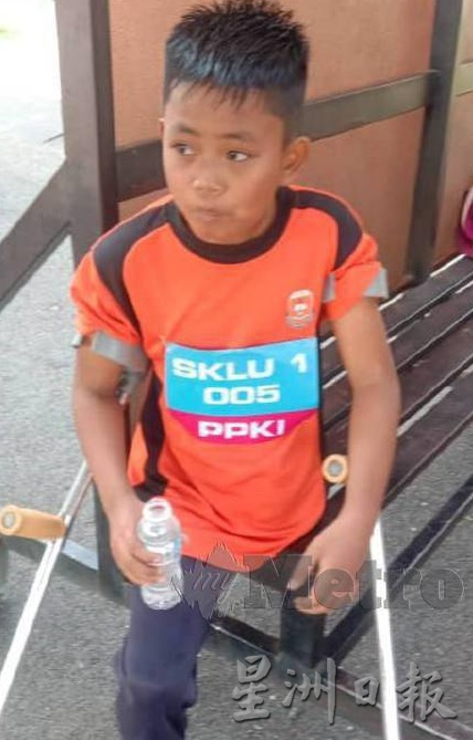 暖势力：残缺小男孩 要跟其他人一样完成赛跑 跑到终点