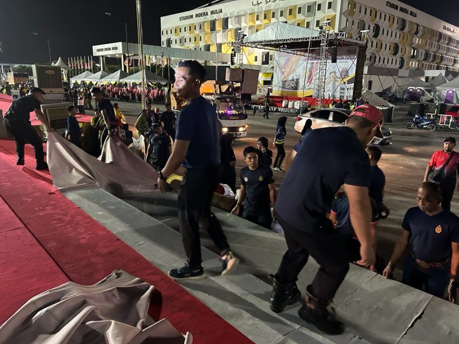 暴风雨吹倒国庆庆典帐篷 各单位漏液清理重新布置