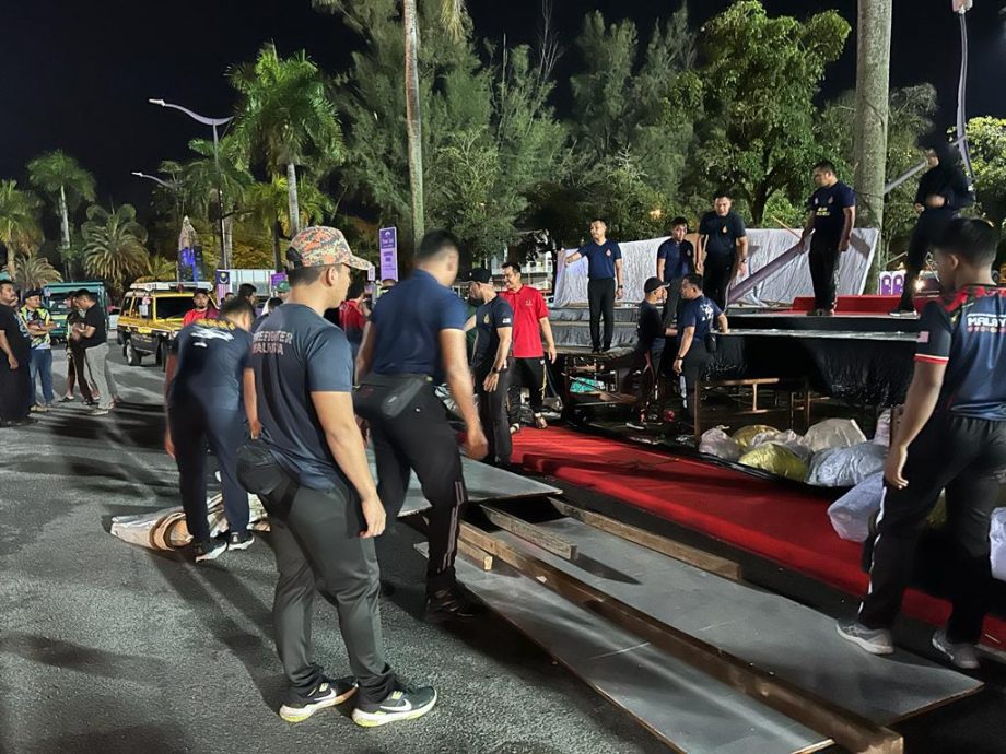 暴风雨吹倒国庆庆典帐篷 各单位漏液清理重新布置
