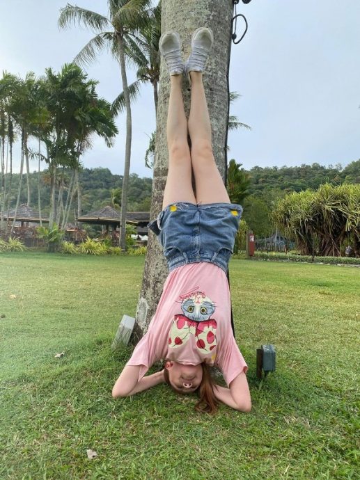 朱晨丽吃榴梿玩倒立 高难度动作撇怀孕