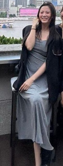 朱晨丽吃榴梿玩倒立 高难度动作撇怀孕