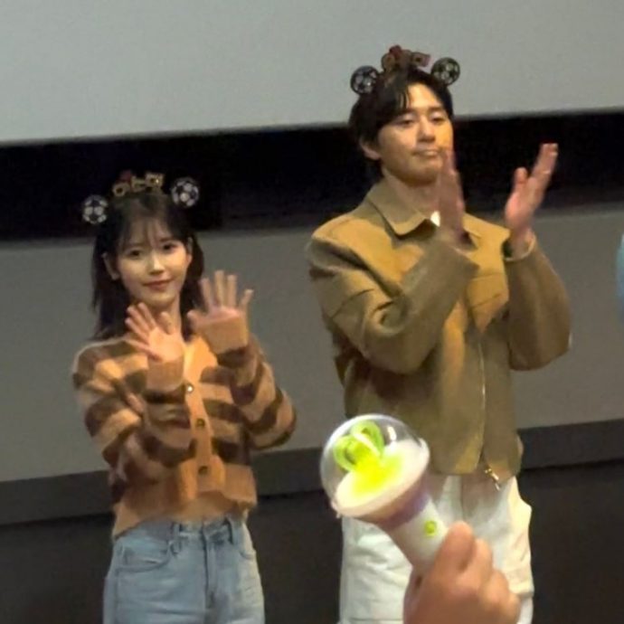 朴宝英递发箍被晾一边 朴叙俊拒戴网骂没礼貌