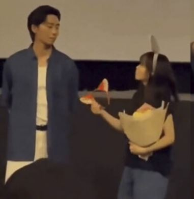 朴宝英递发箍被晾一边 朴叙俊拒戴网骂没礼貌