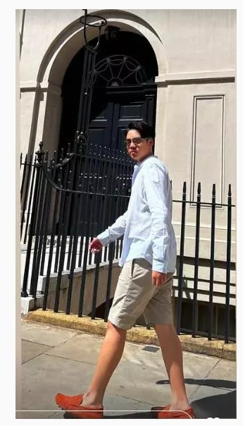 李嘉欣12岁儿子暴风长高 大长腿散发浓浓星味