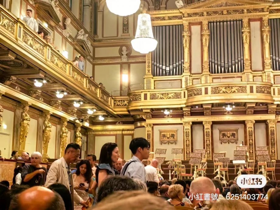 李嘉欣12岁儿子暴风长高 大长腿散发浓浓星味