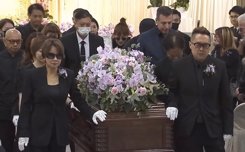 李玟出殡丨2胞姐捧遗照哭送火化 老公继女未现身灵堂