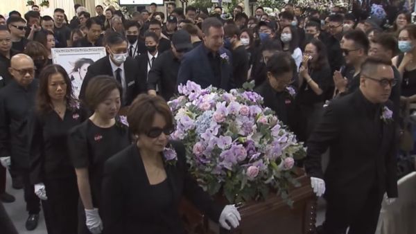 李玟出殡丨2胞姐捧遗照哭送火化 老公继女未现身灵堂