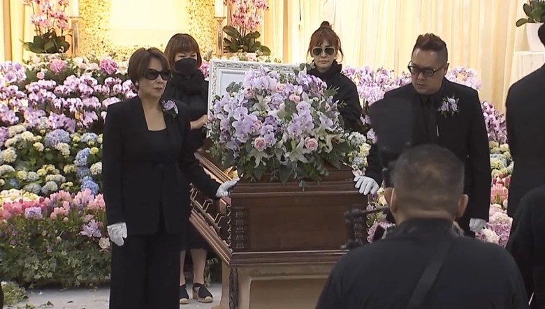 李玟出殡丨2胞姐捧遗照哭送火化 老公继女未现身灵堂