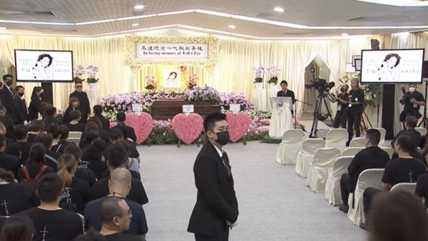 李玟出殡丨2胞姐捧遗照哭送火化 老公继女未现身灵堂