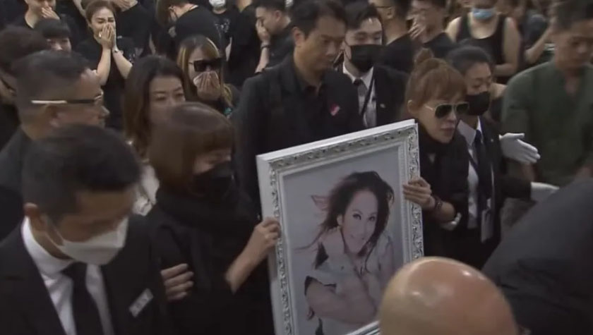 李玟出殡丨2胞姐捧遗照哭送火化 老公继女未现身灵堂