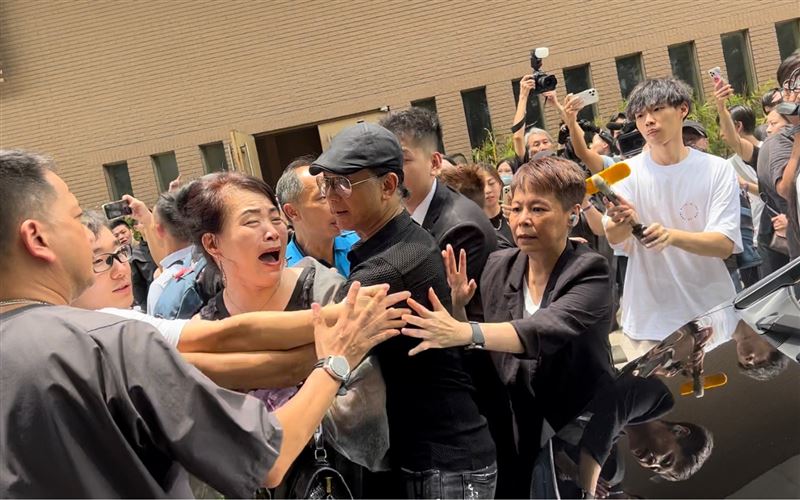 李玟出殡丨Bruce现身火葬场险遭围殴 1句话引爆粉丝怒火拦车敲窗