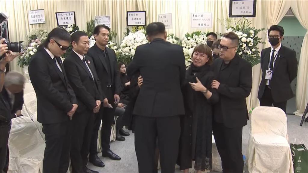 李玟粉丝告别式外集体飙骂 高喊“Bruce是渣男”