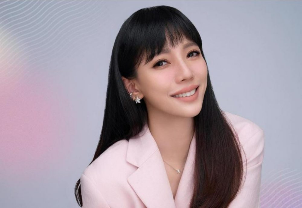 李靓蕾亮相豪门派对 许玮甯秀辣背作陪