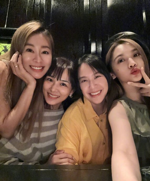 杨丞琳晒4 in Love合体照 网赞“不会老组合”