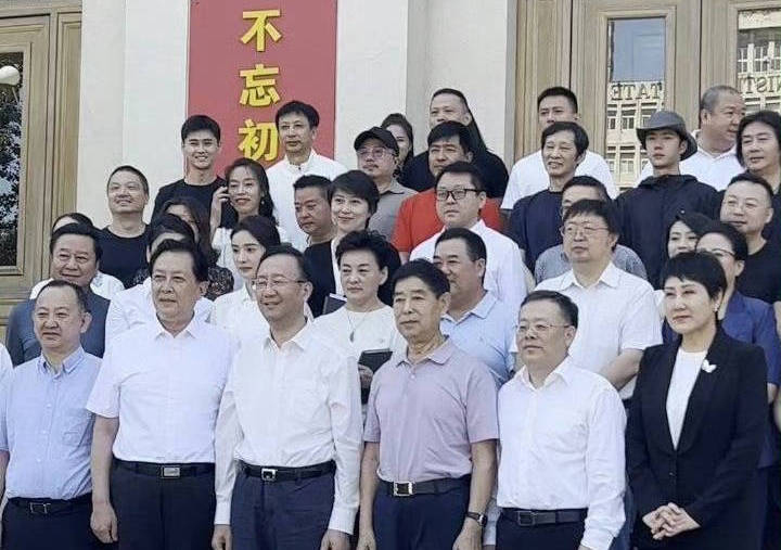 杨幂喊抵制天价片酬 全网开酸狠批空谈