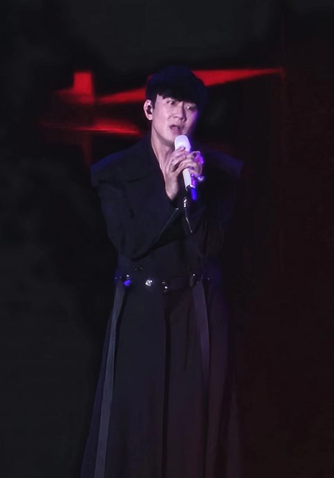 林俊杰开唱遭雷射笔攻击 黑粉撂话“照瞎他”