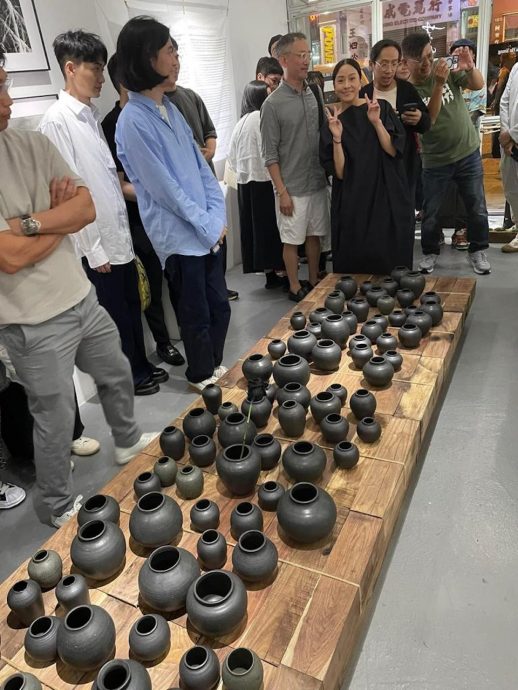 林嘉欣离婚后首现身 笑容满面称心情OK