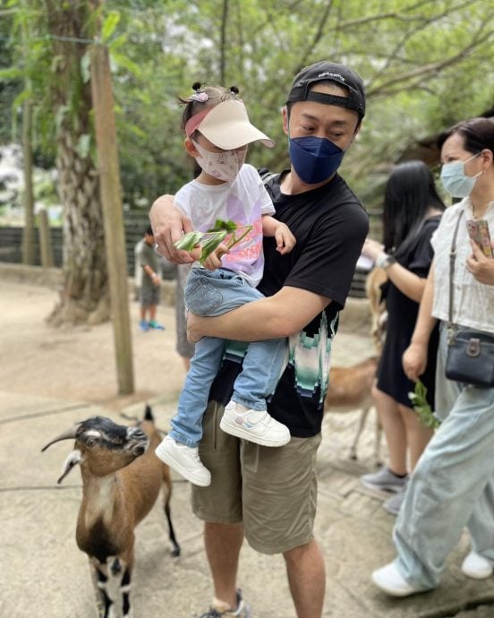 林峰一家三口游城之农场 张馨月玩蛇马甲线吸睛