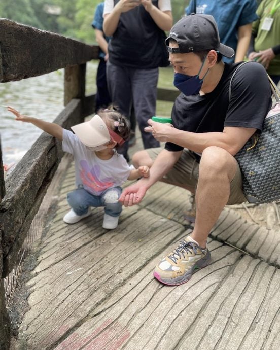 林峰一家三口游城之农场 张馨月玩蛇马甲线吸睛