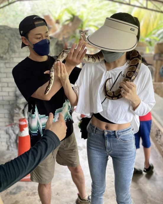 林峰一家三口游城之农场 张馨月玩蛇马甲线吸睛