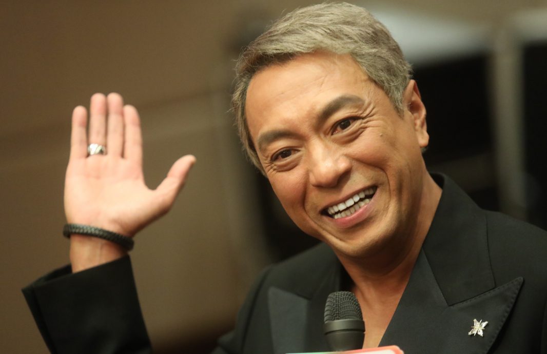 林德荣儿子客串溅血 姜皓文边拍边学玩扑克牌