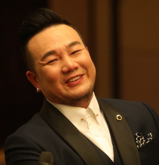 林德荣儿子客串溅血 姜皓文边拍边学玩扑克牌