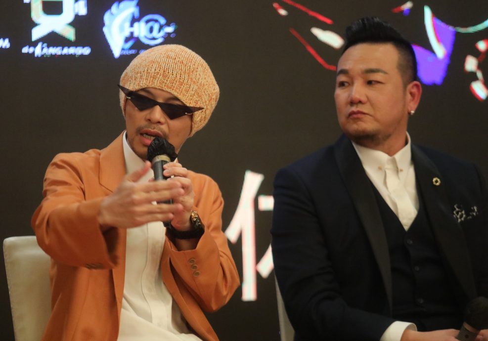 林德荣儿子客串溅血 姜皓文边拍边学玩扑克牌