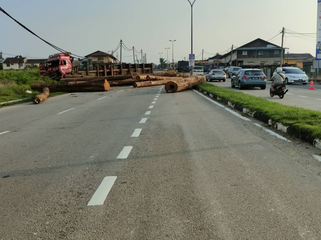 柔︰树桐罗里要道翻覆,交通塞足13小时